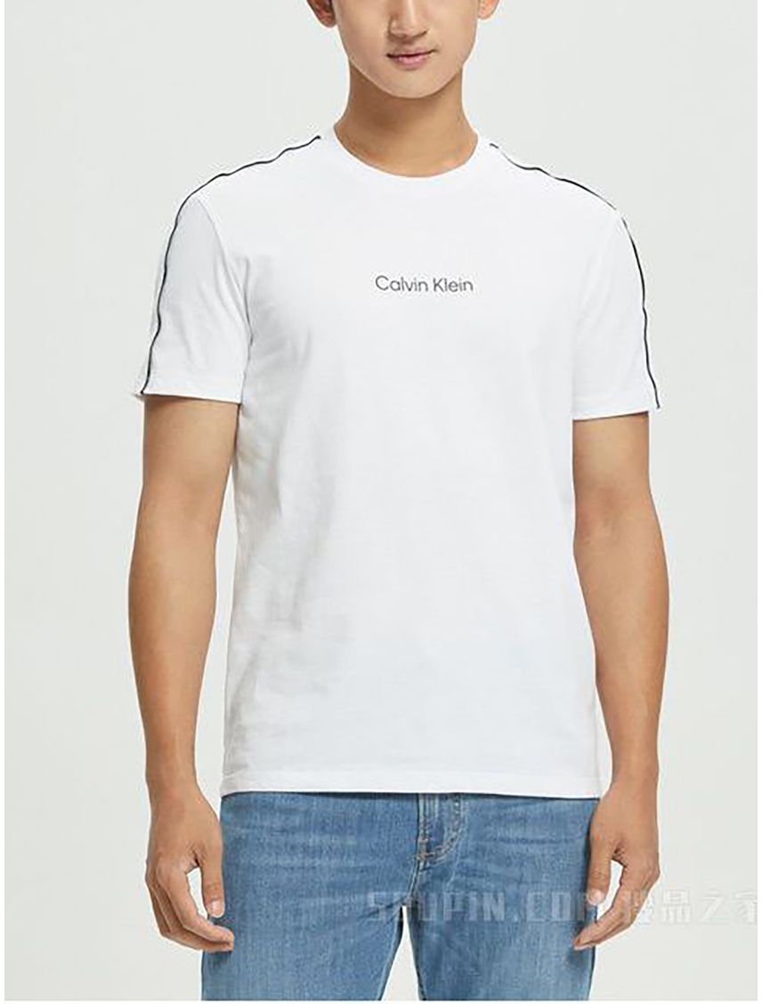 Camiseta blanca con ribete e logotipo en las mangas