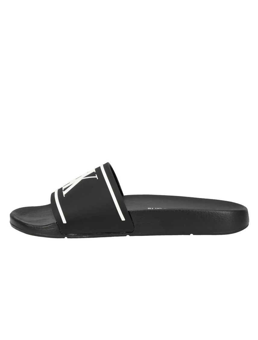 Chancleta negra con monograma en relieve carina