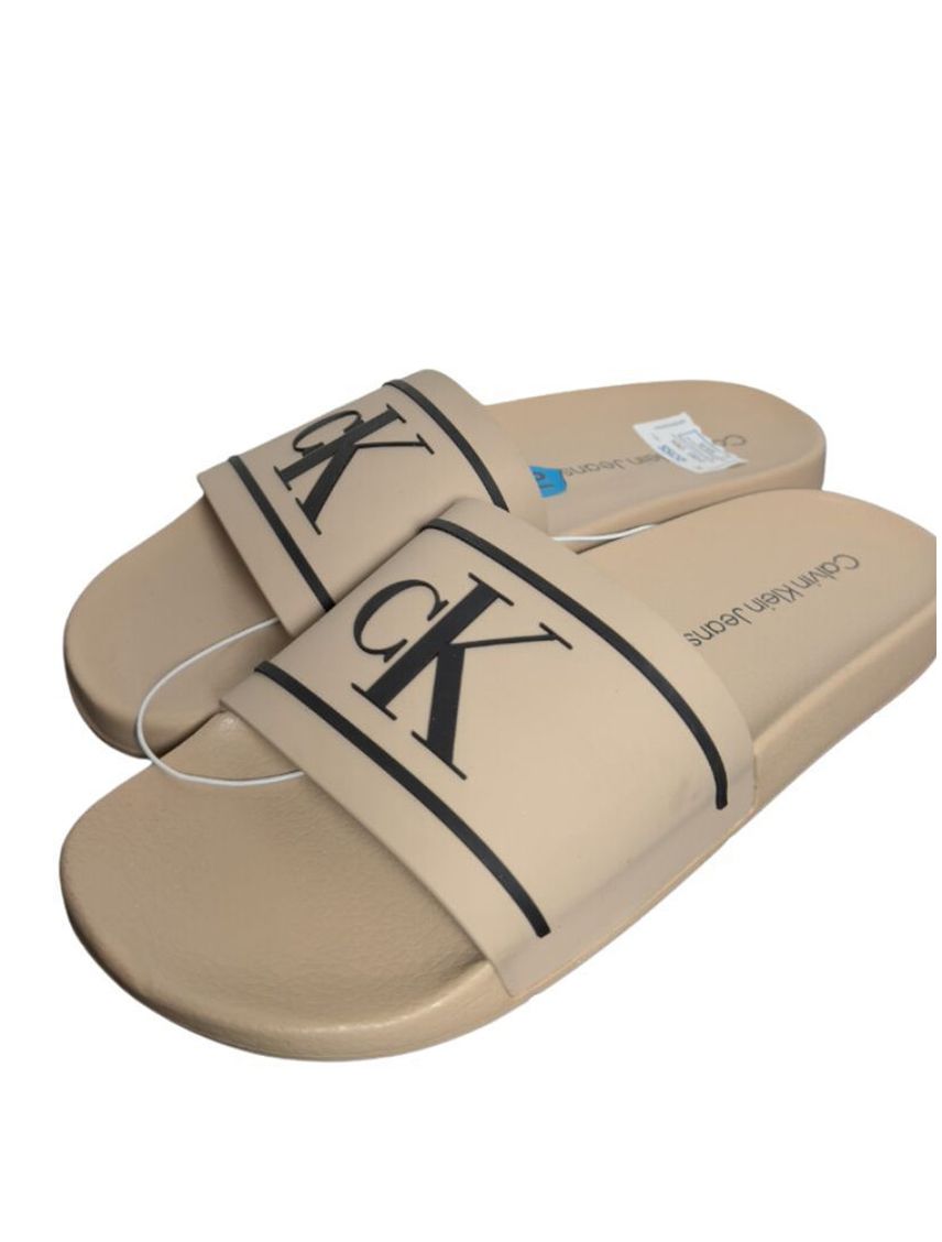 Chancleta beige con monograma en relieve carina