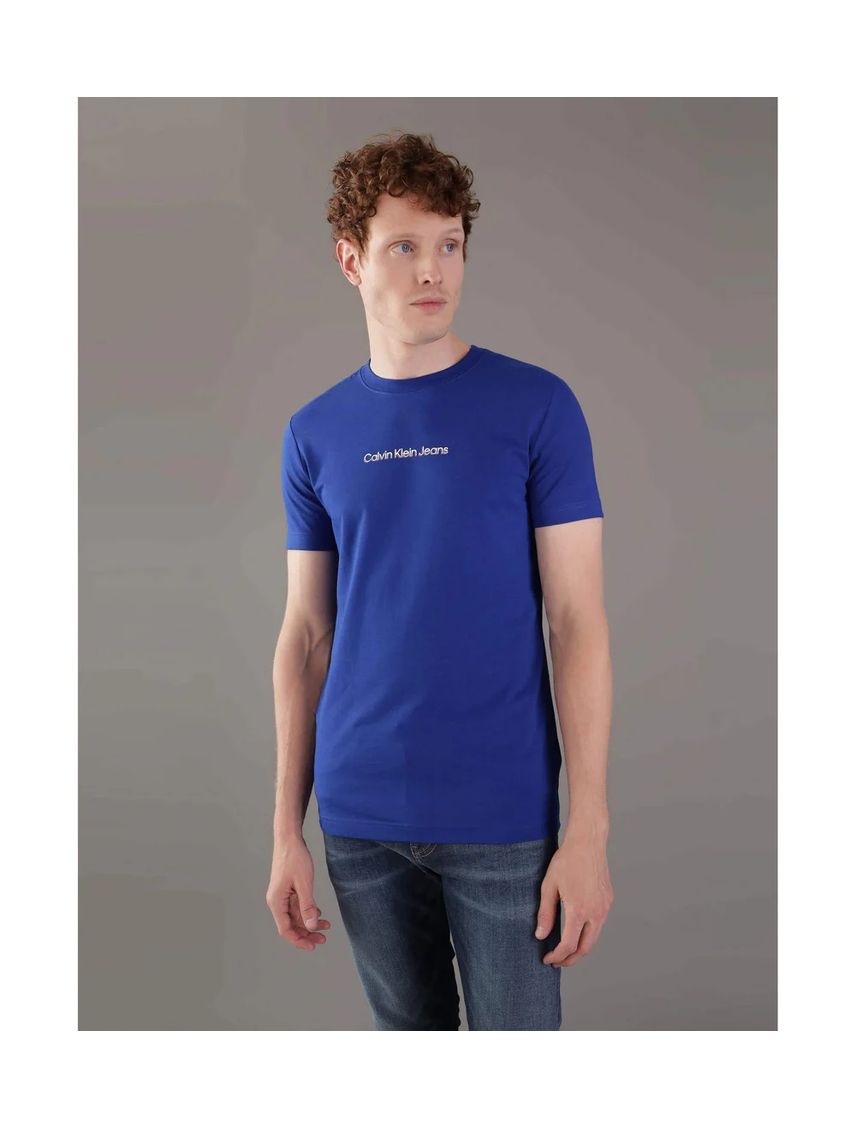 Camiseta azul con logo institutional bicolor