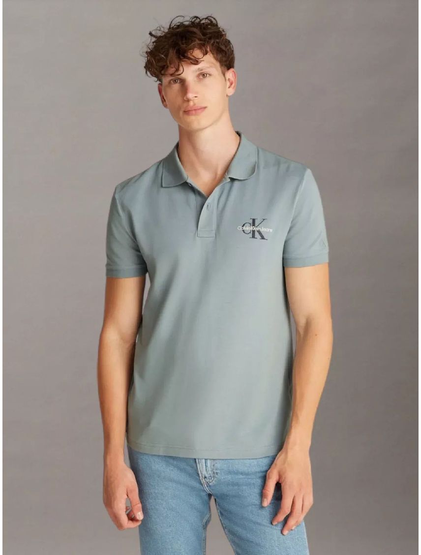 Polo azul con monograma