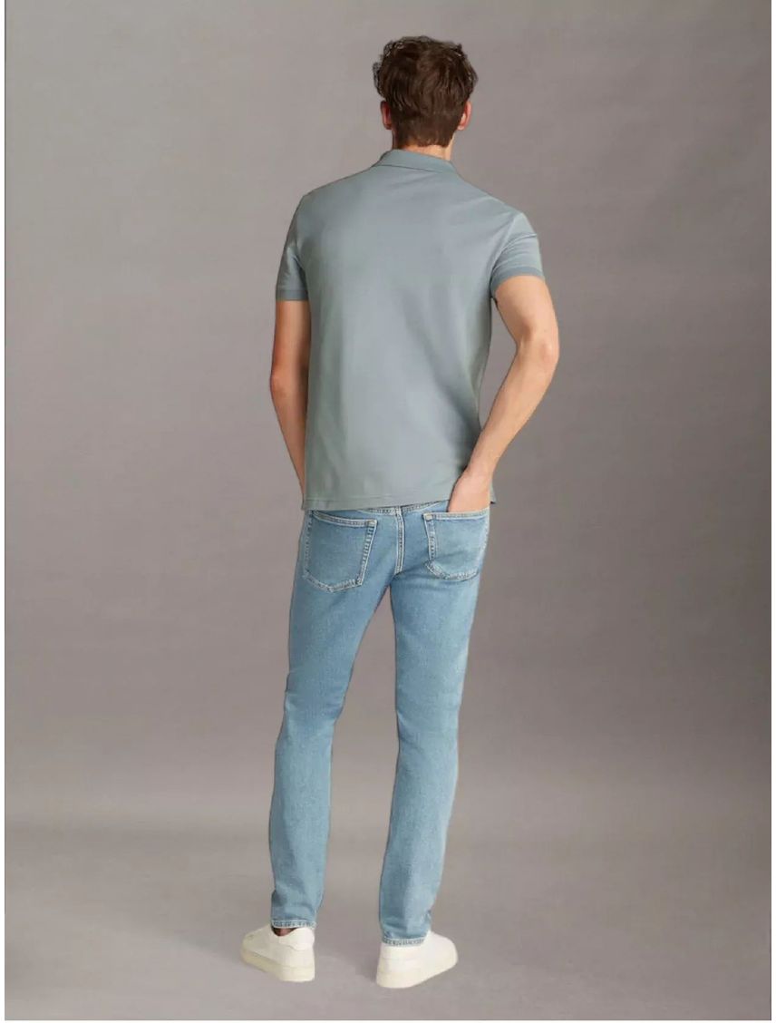 Polo azul con monograma