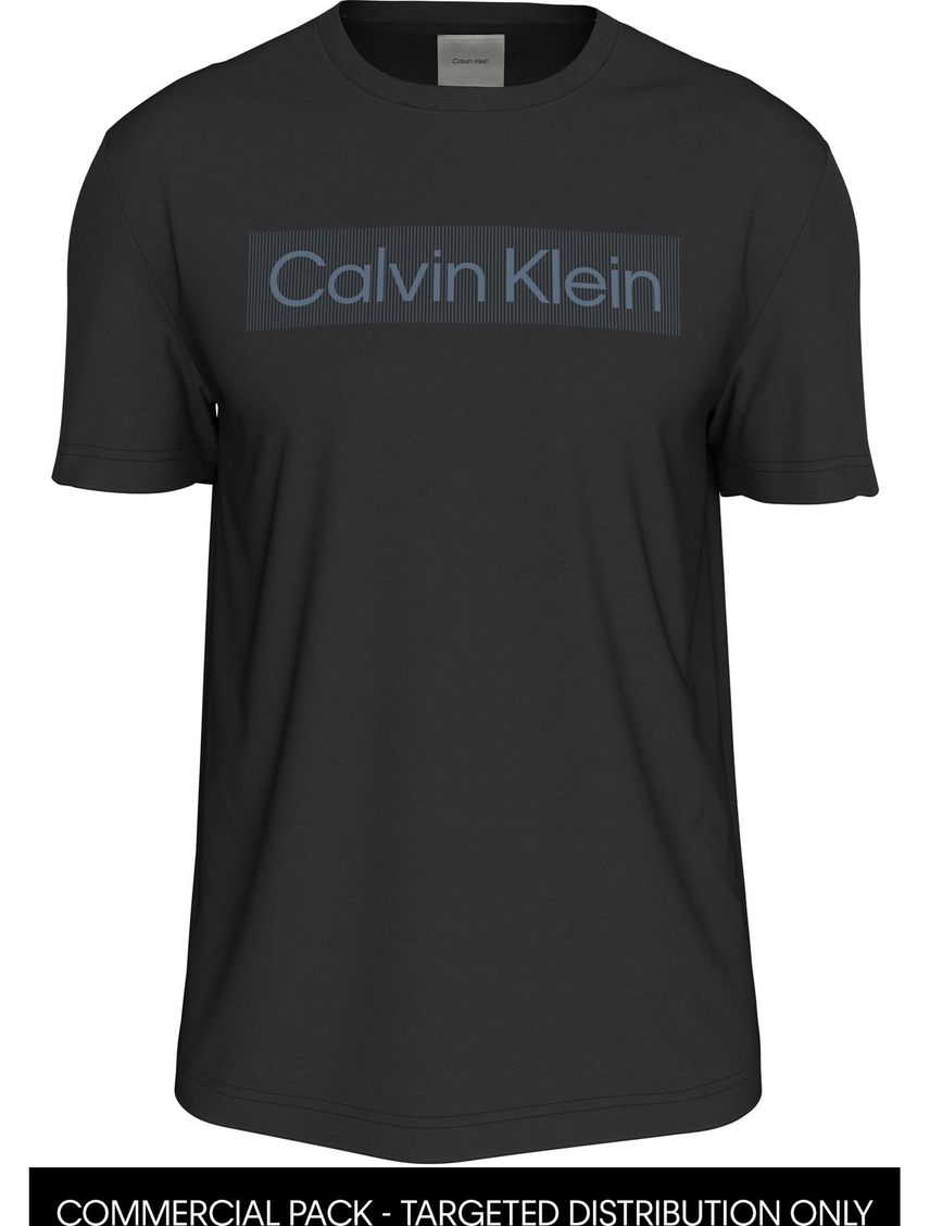 Camiseta negra con logo en caja