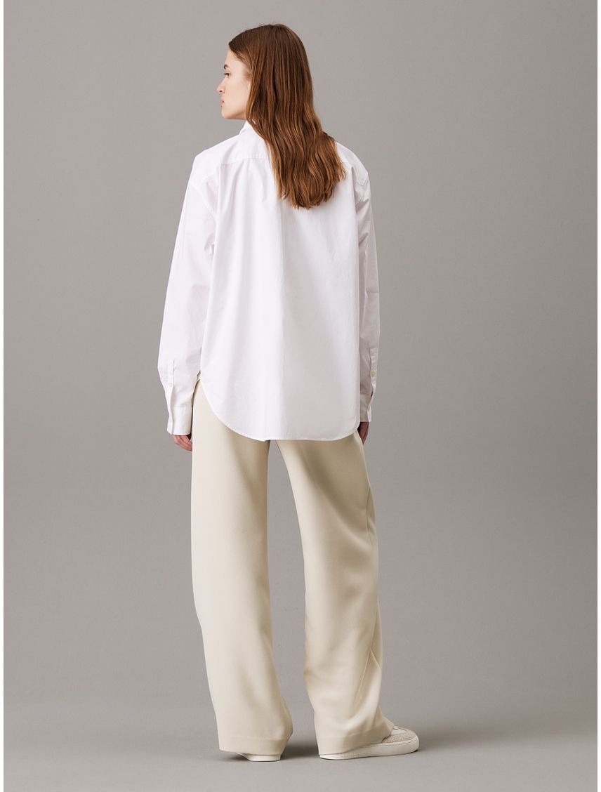 Pantalón gris recto de crepé plisado