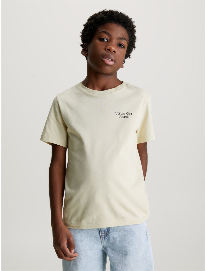 Camiseta verde con logo apilado para niño