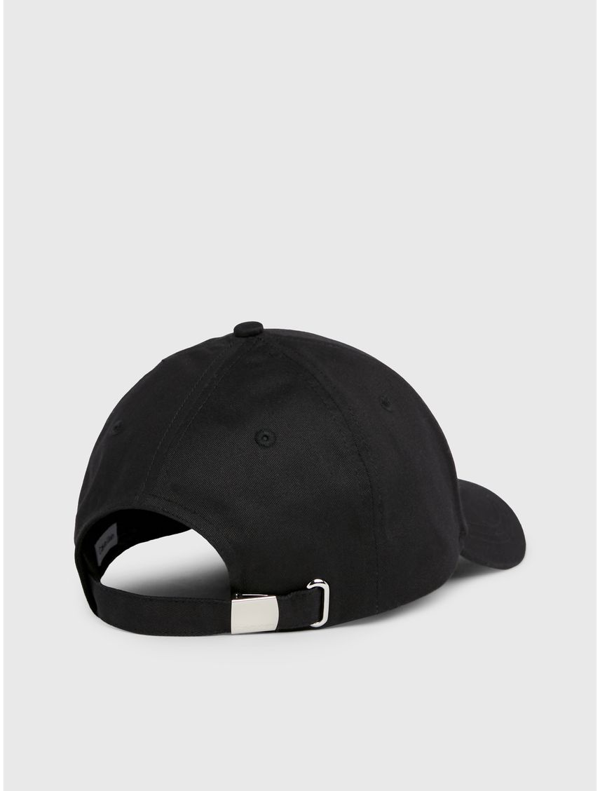 Gorra negra con monograma bordado