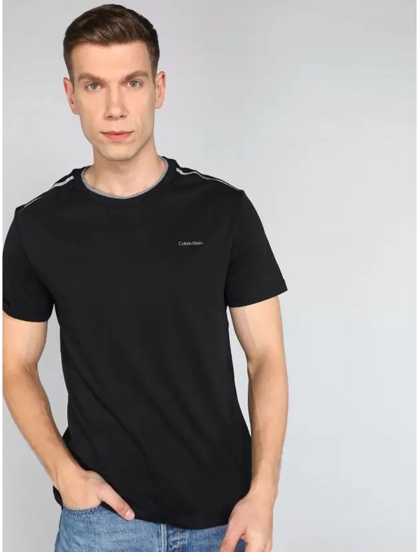 Camiseta negra manga corta con cinta istintiva en los hombros