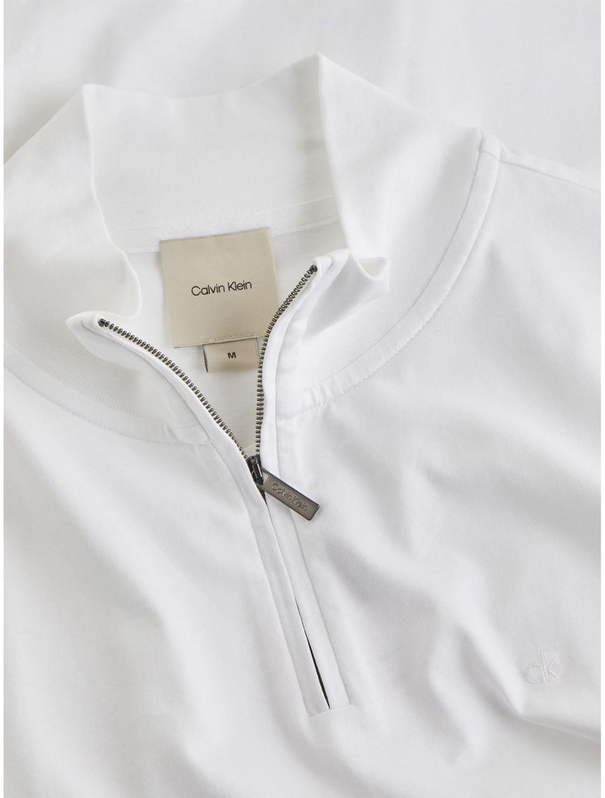 Camiseta Blanca Con Cuello Alto Y Media Cremallera