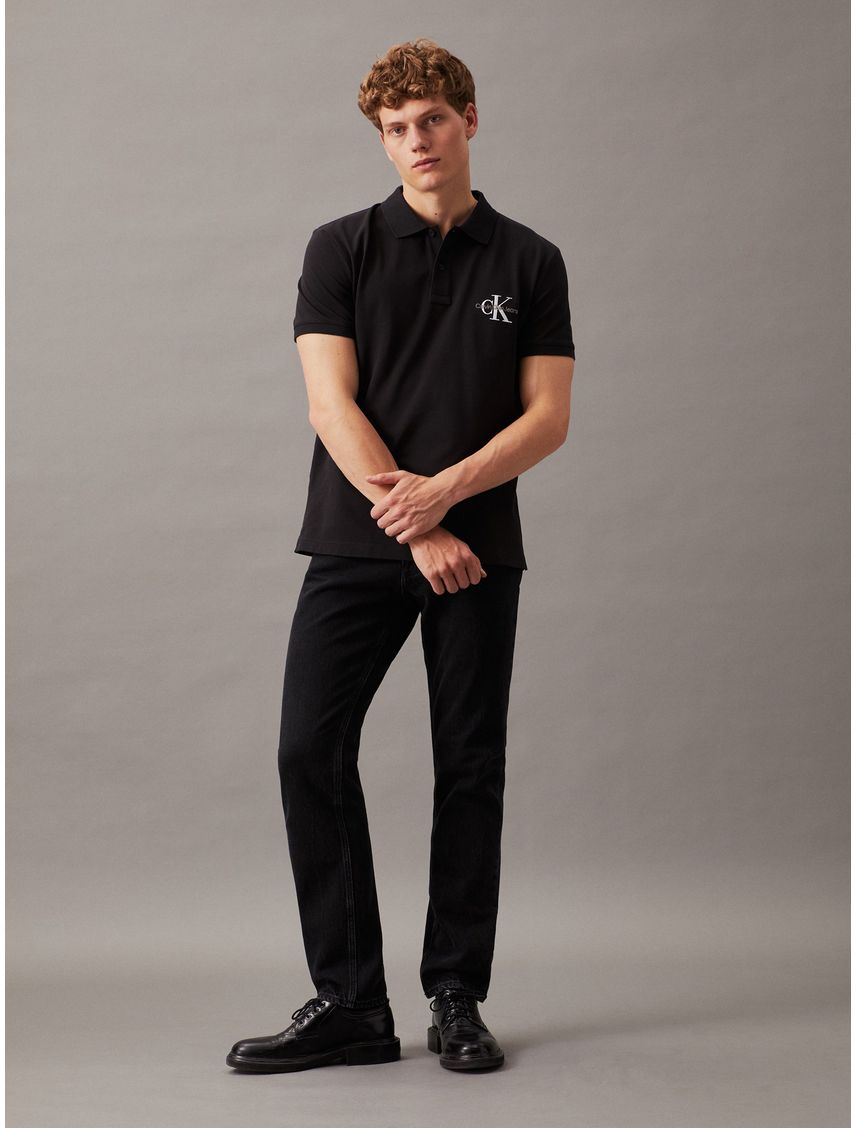 Polo negro con monograma