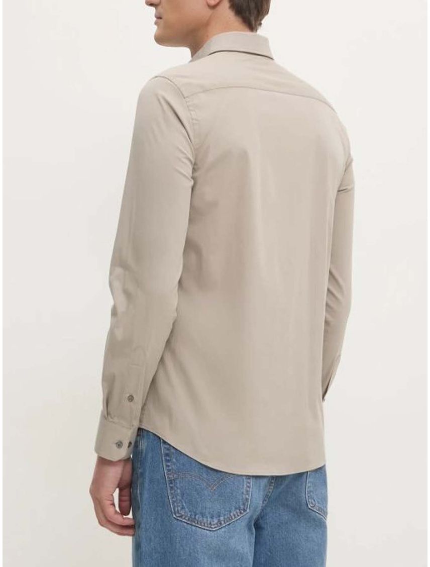 Camisa beige slim de popelín elástico