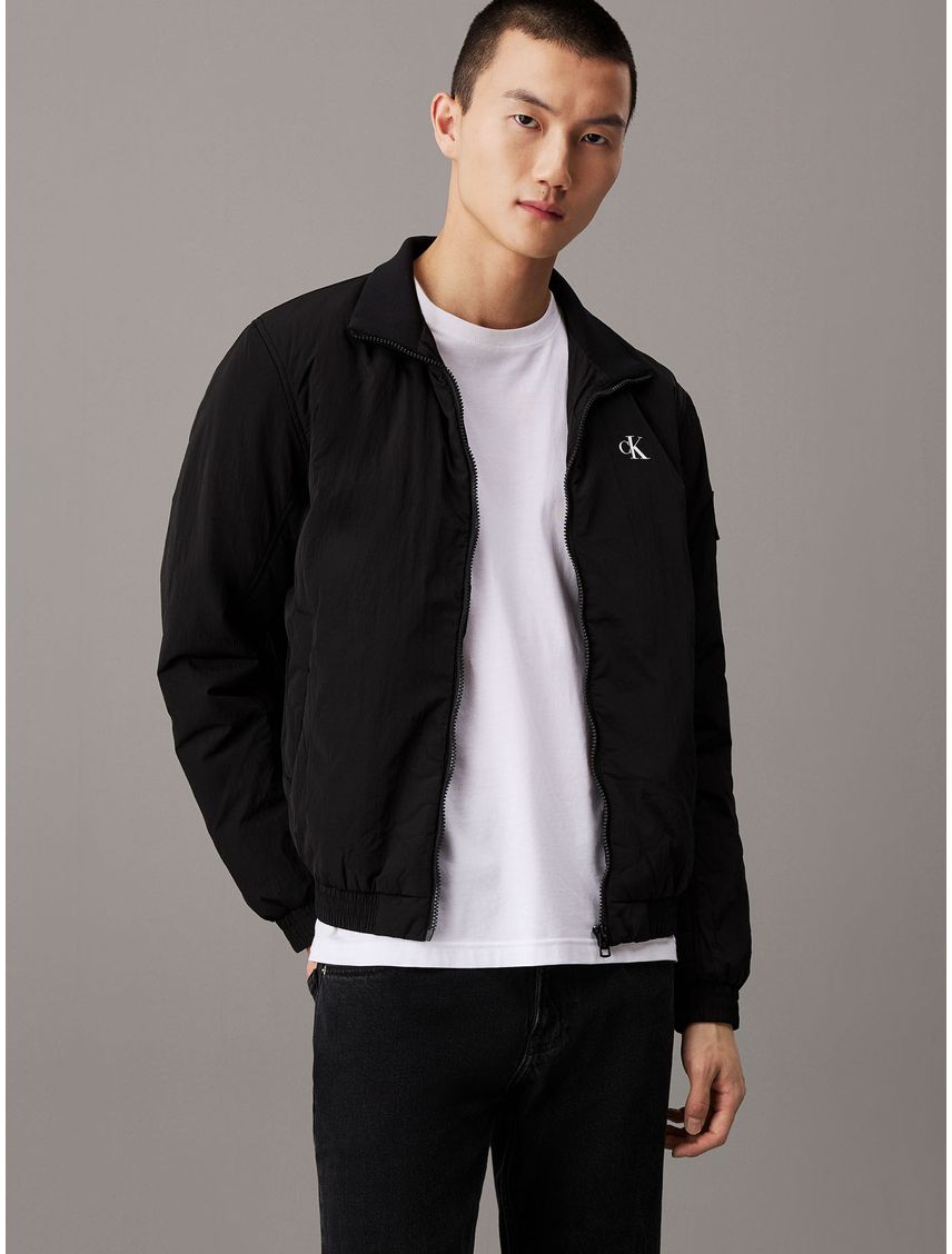 Chaqueta negra de nailon acolchado con cremallera