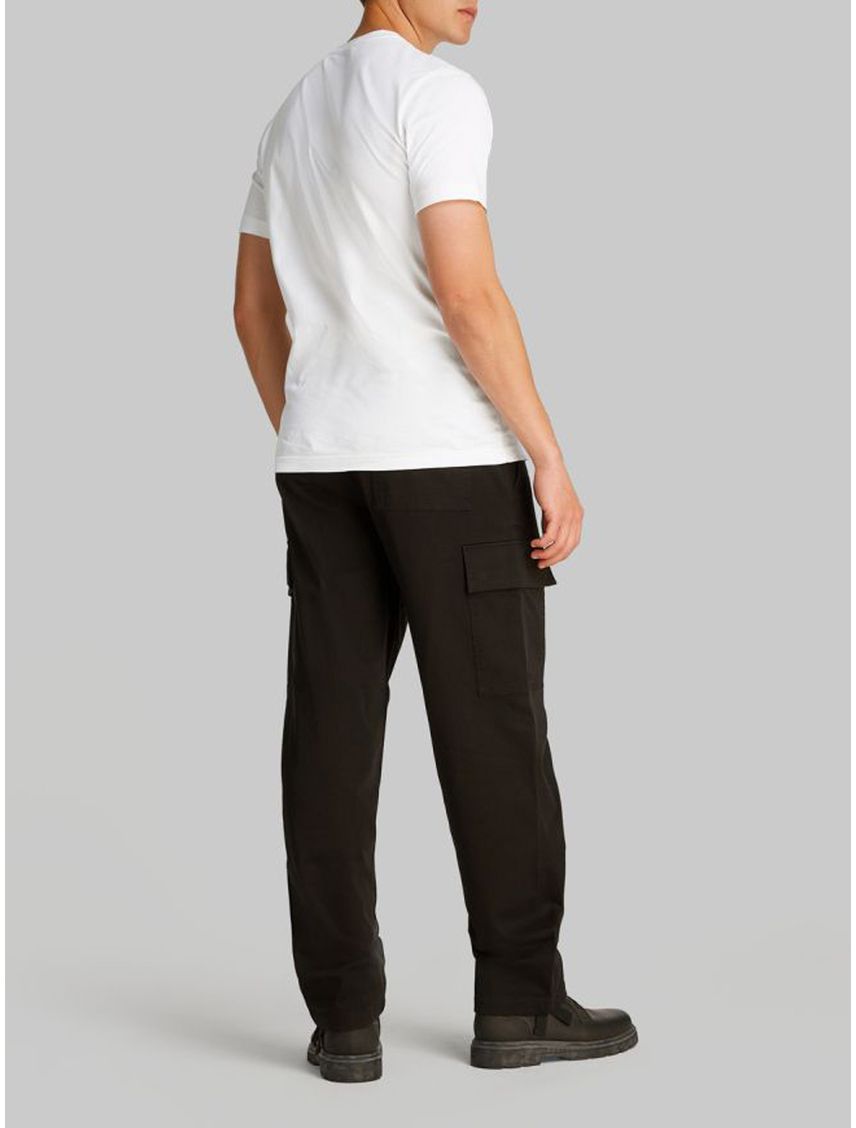 Camiseta blanca con logo pequeño