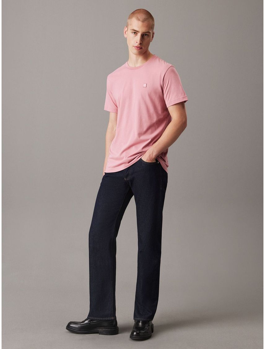 Camiseta rosada de algodón con insignia