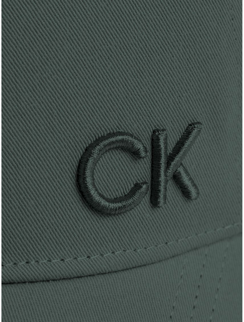 Gorra verde con monograma bordado