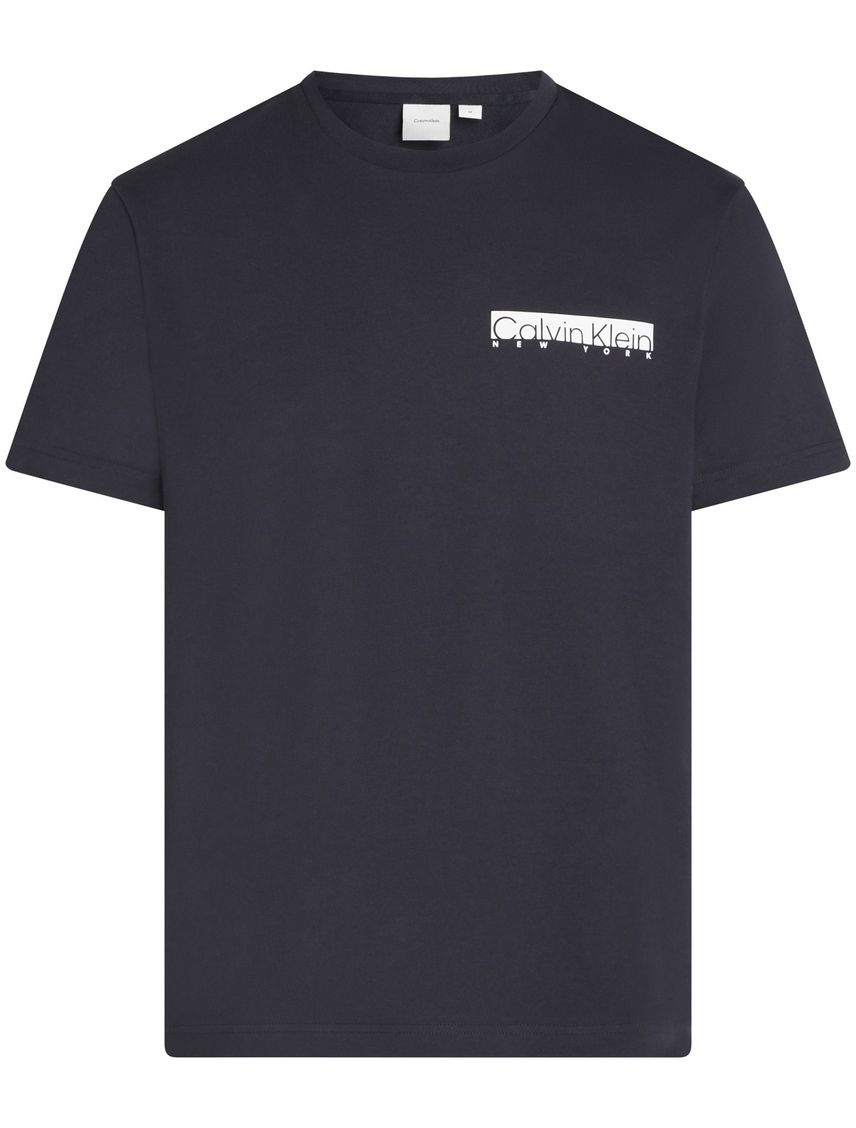 Camiseta azul con logotipo en caja