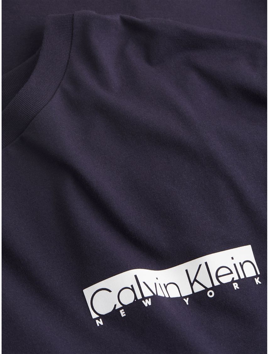 Camiseta azul con logotipo en caja