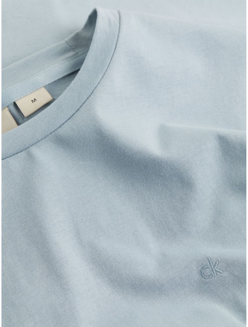 Camiseta azul de algodón con parche de goma