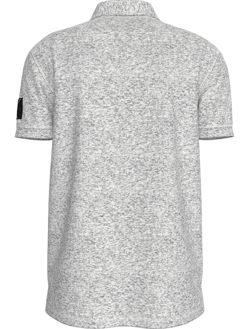 Polo gris con insignia