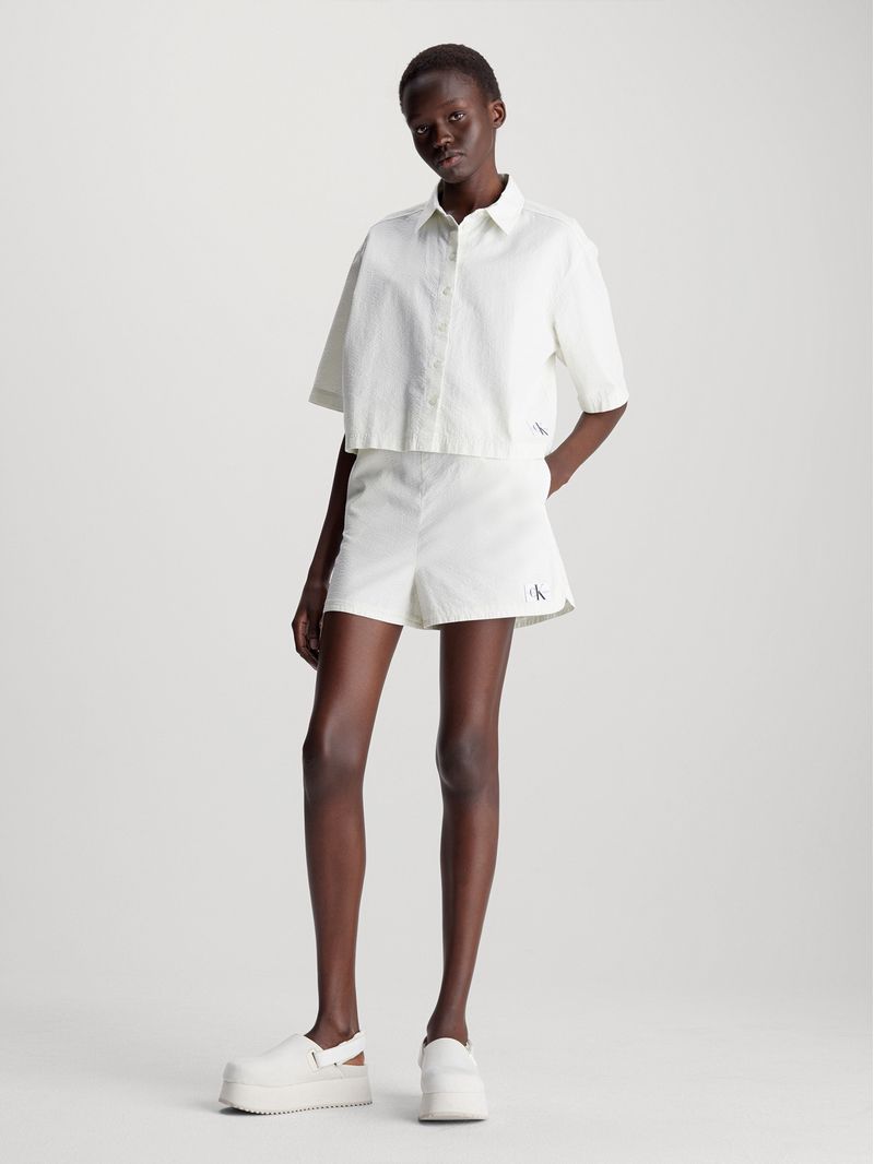 Camisa blanca de espalda anudada de sirsaca de algodón