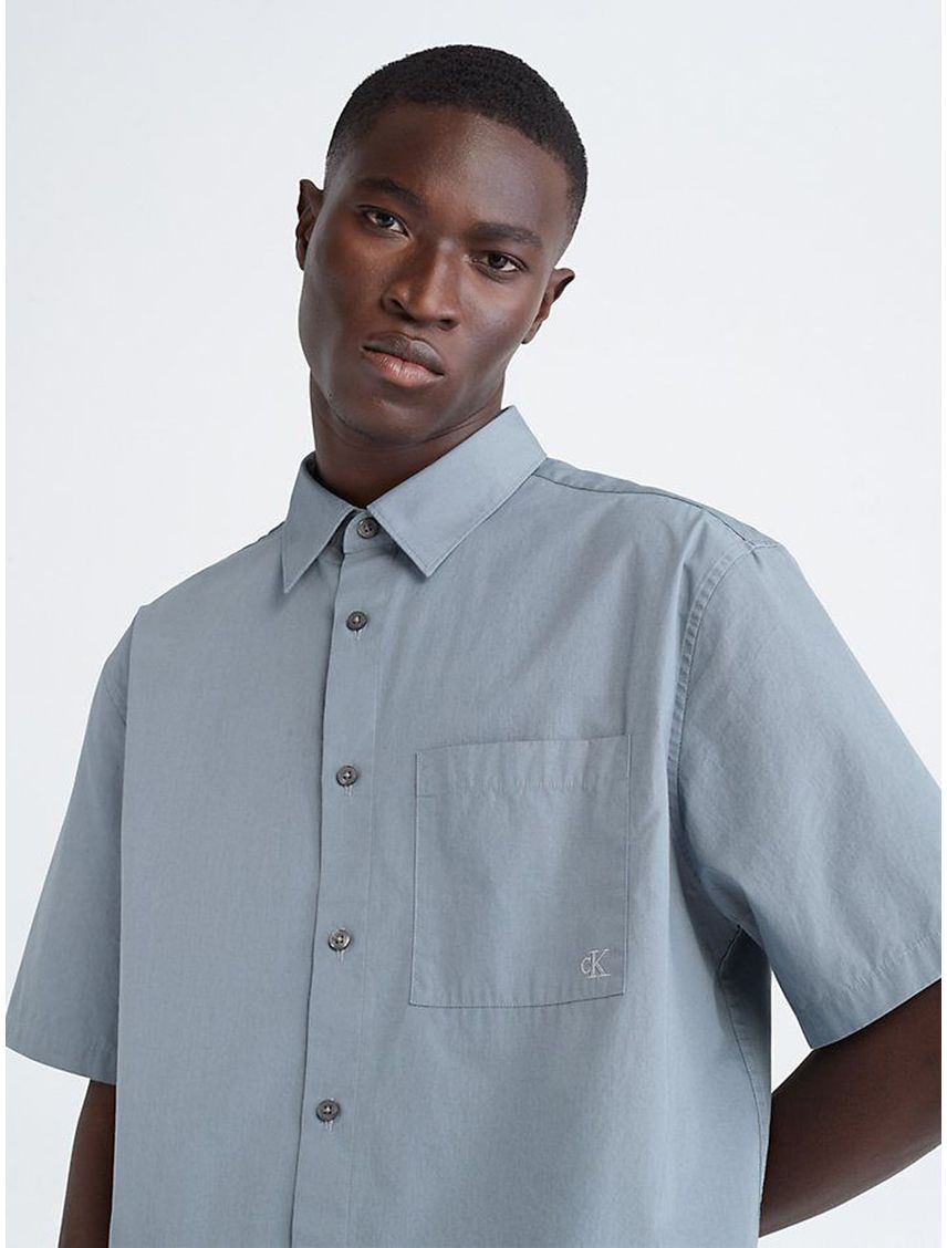 Camisa Gris Manga Corta Sencilla Y Solida Con Logo