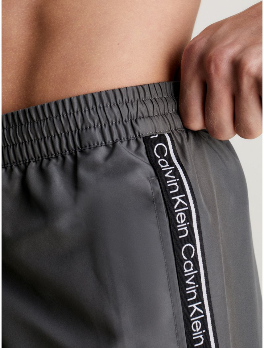 Bermuda De Baño Gris De Largo Medio Con Cordón - Logo Tape