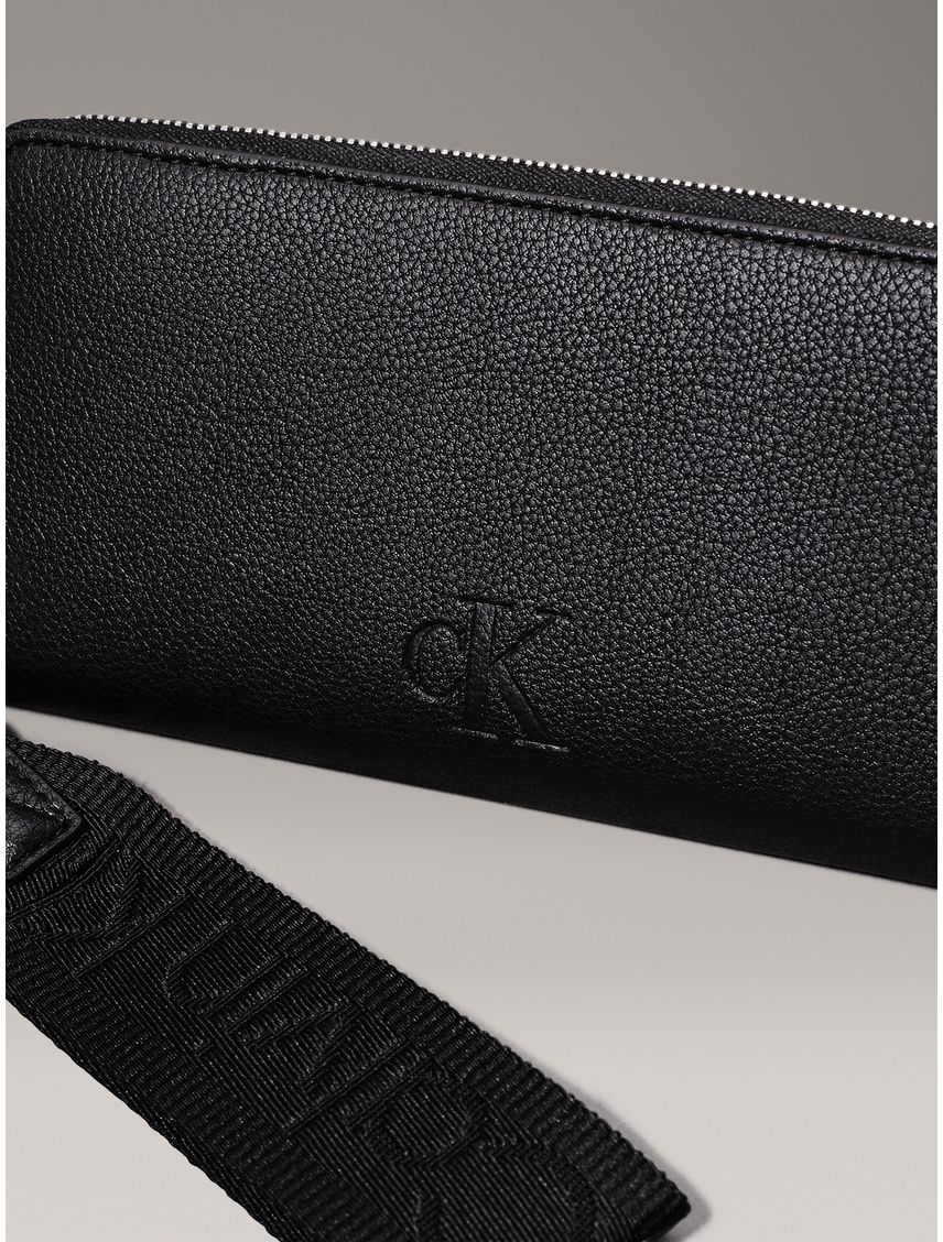 Billetera negra con cremallera en el contorno