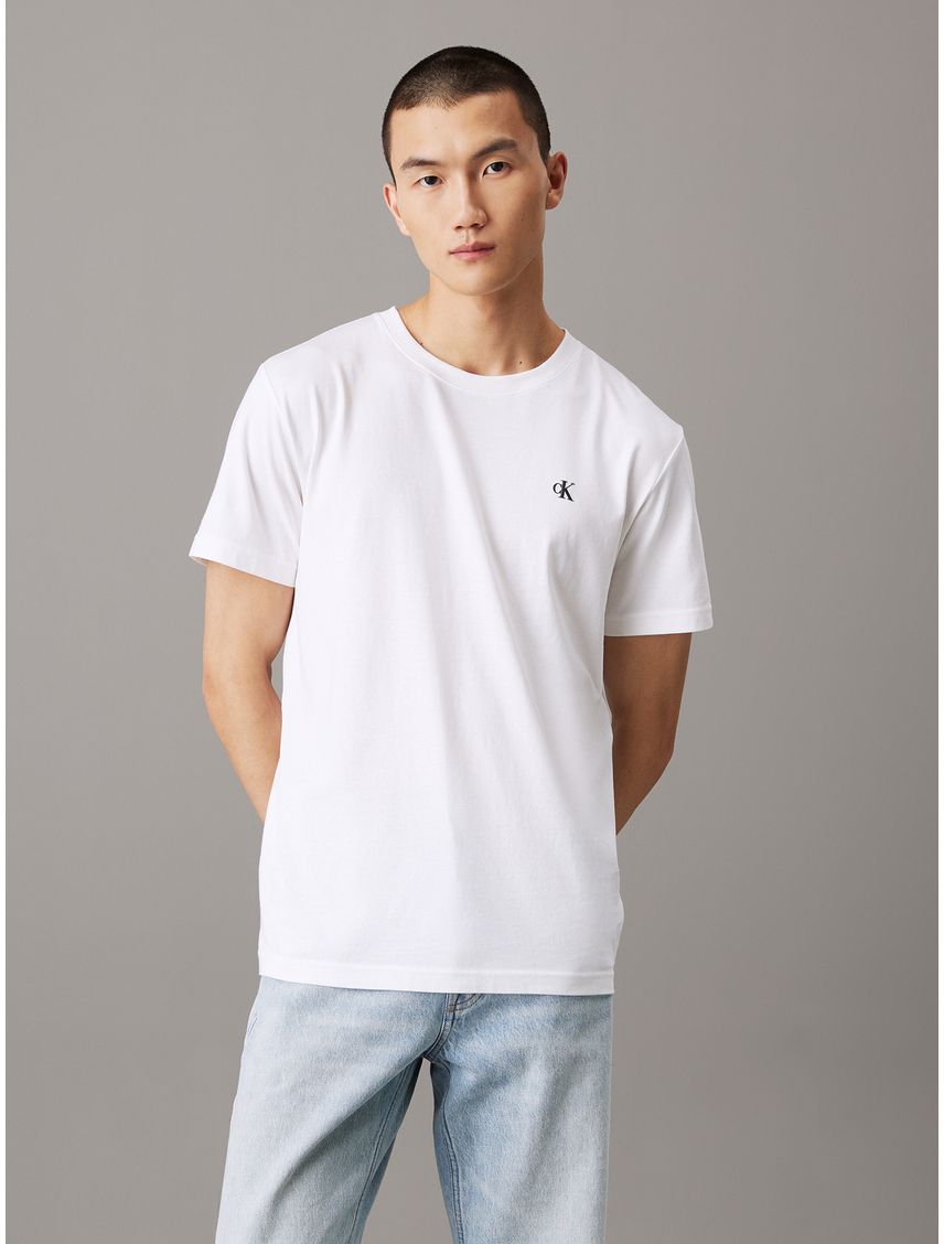 Camiseta blanca con logo en la parte trasera