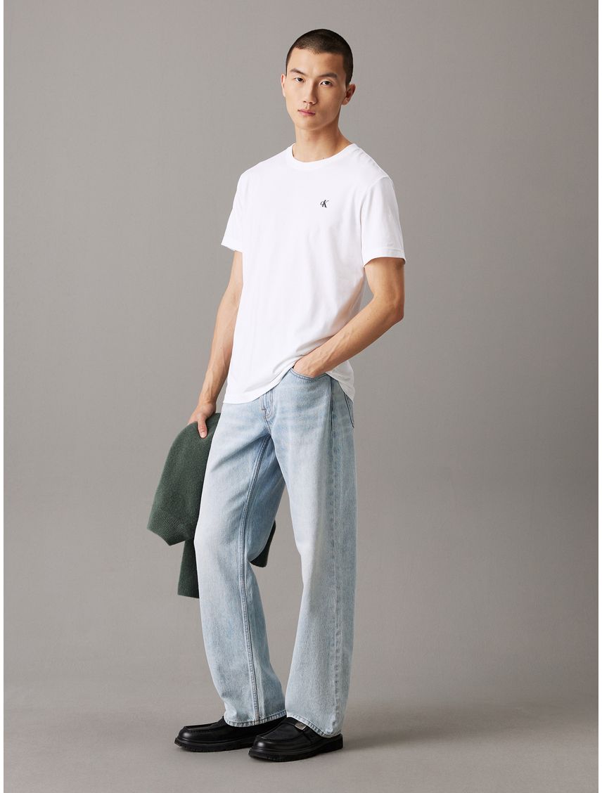 Camiseta blanca con logo en la parte trasera