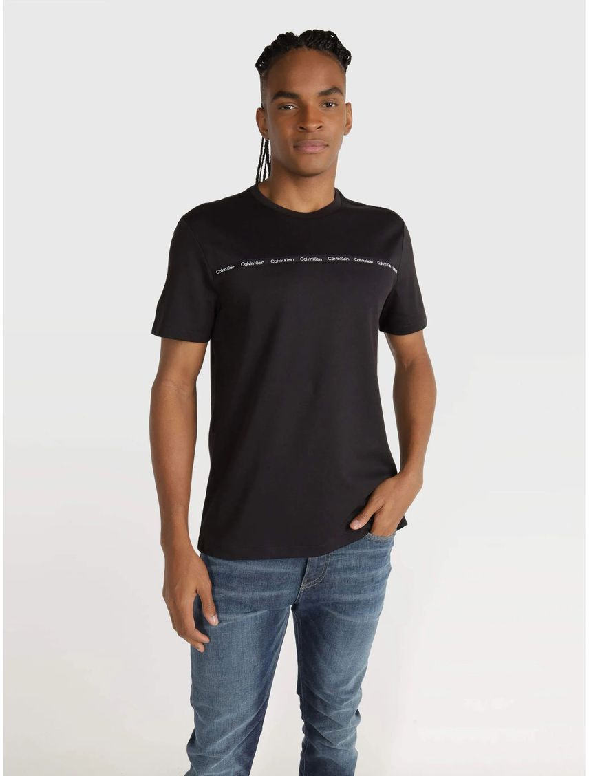 Camiseta negra manga corta con logo tape