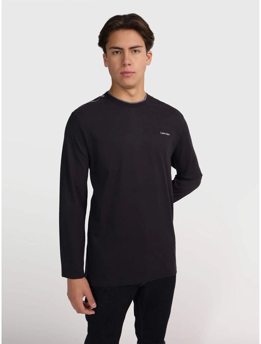 Camiseta negra manga larga con logo tape