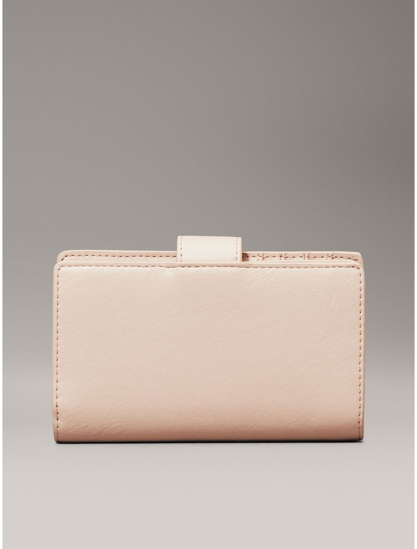 Billetera rosa con compartimento para billetes