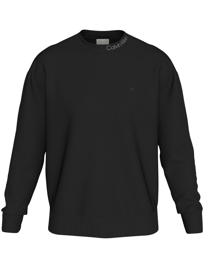 Saco negro con logo en el cuello