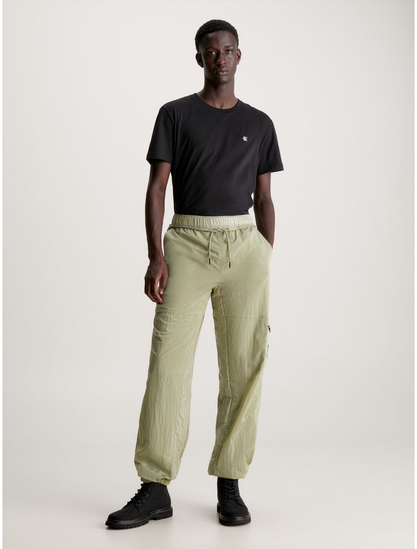 Camiseta negra de algodón con insignia