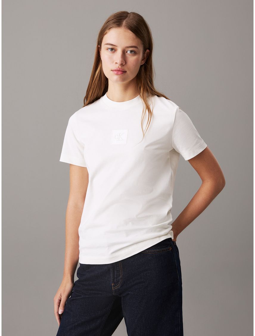 Camiseta blanca con monograma e insignia