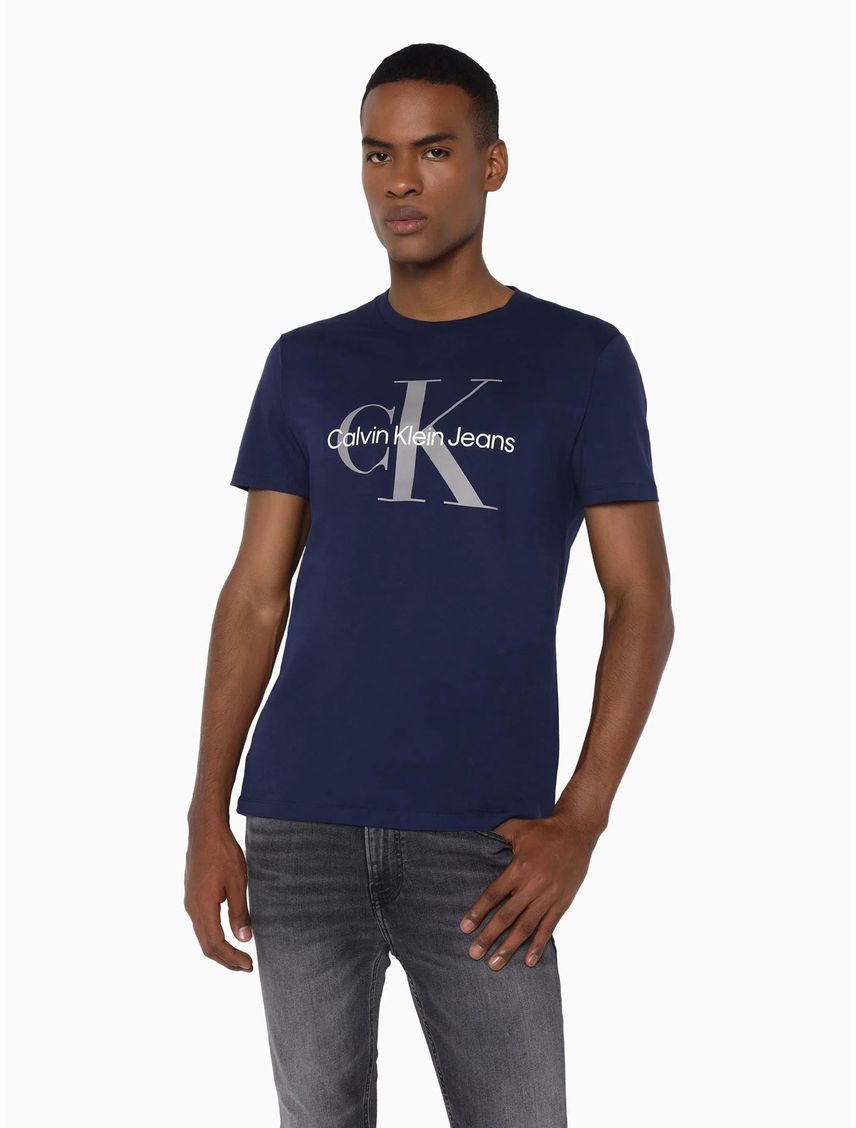 Camiseta azul con monograma