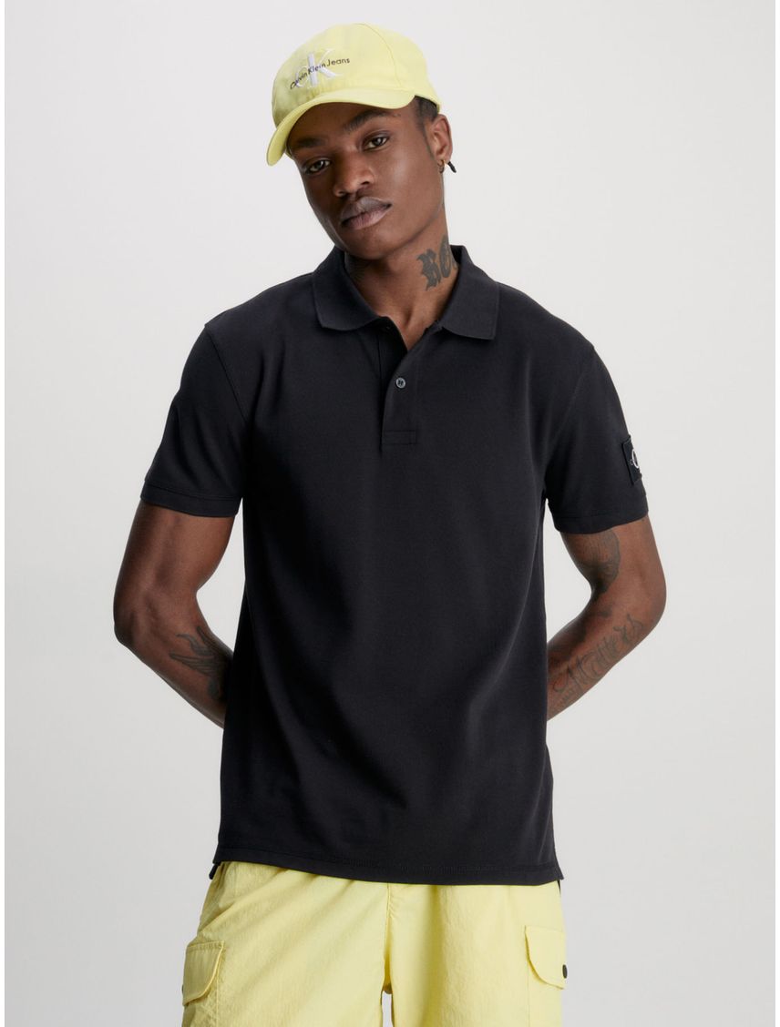 Polo Negro Con Insignia