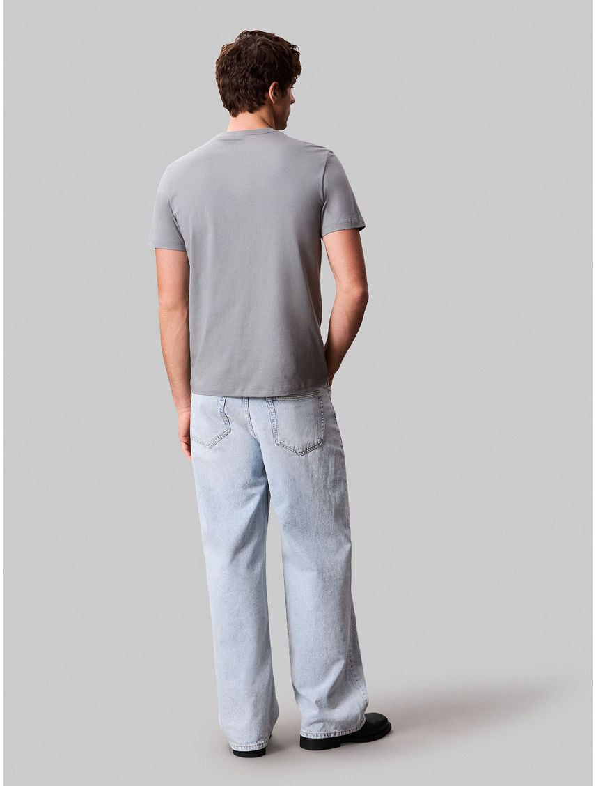 Camiseta verde con diseño apilado