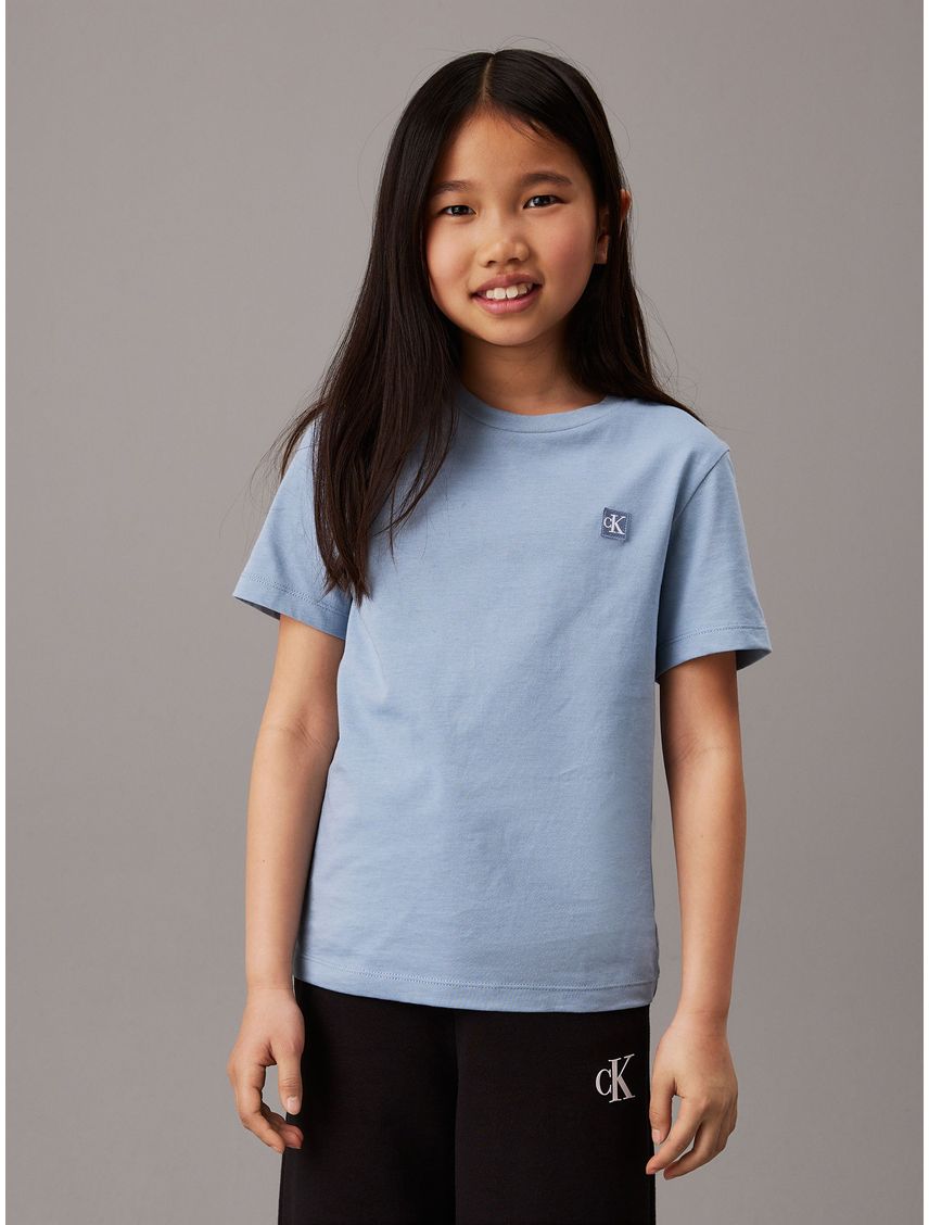 Camiseta azul cuello redondo con logo insignia Calvin Klein