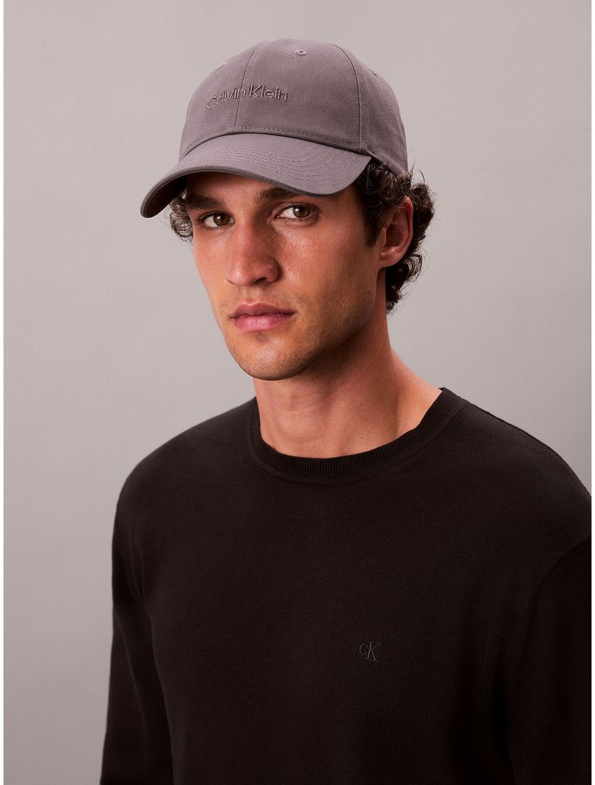 Gorra gris con logotipo bordado