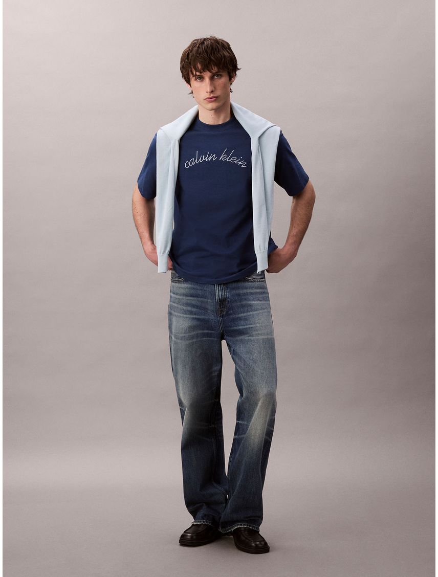 Camiseta azul con logo bordado