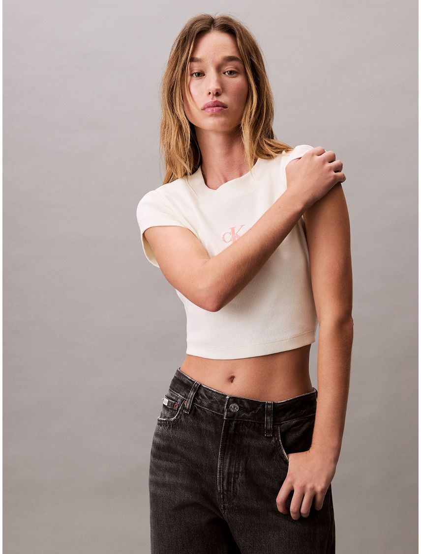 Camiseta beige ajustada con monograma