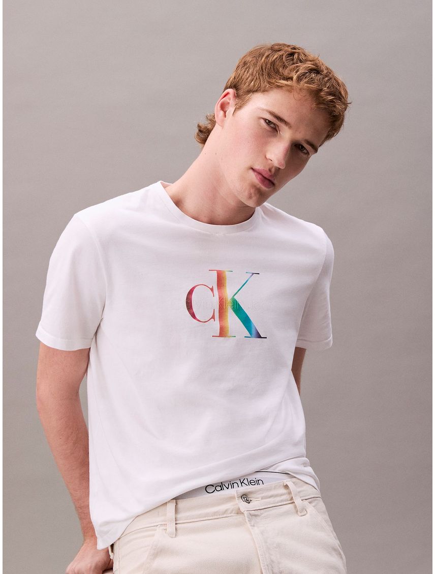 Camiseta blanca con monograma arcoíris - Pride