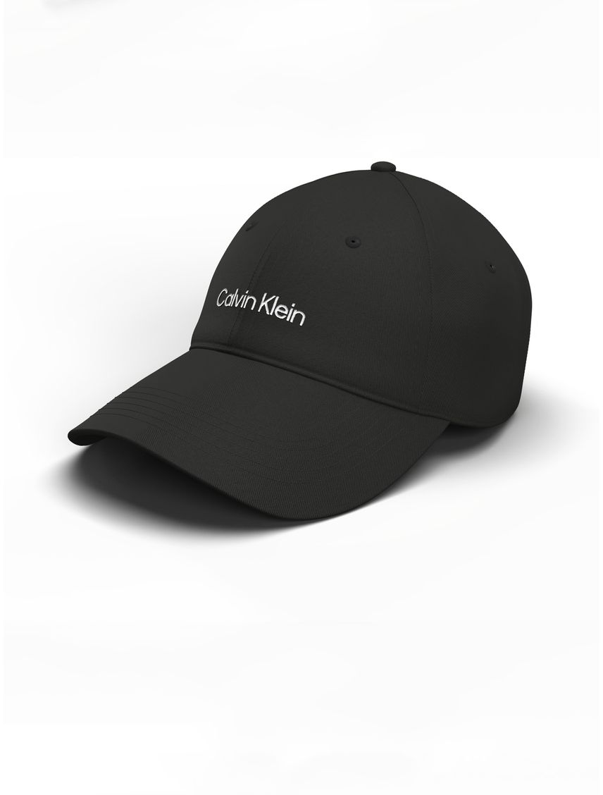 Gorra negra con logotipo bordado