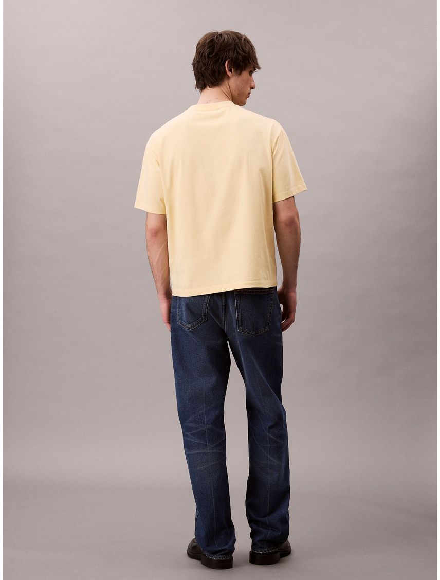 Camiseta amarilla holgada con logo gráfico con letras