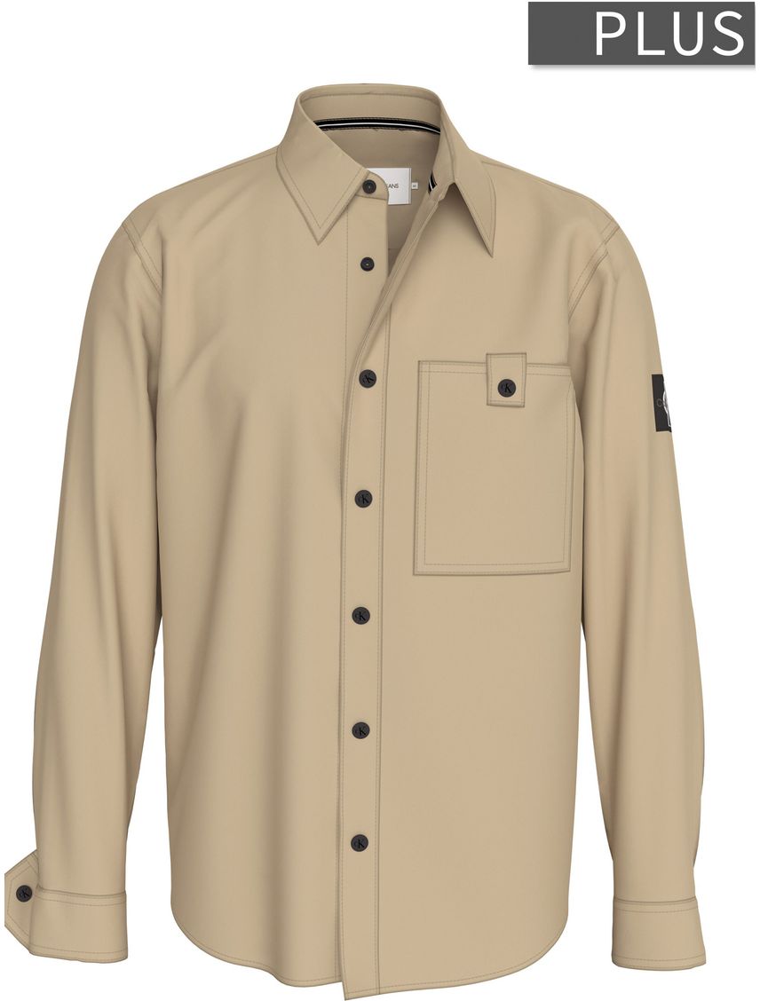Camisa beige con insignia de monograma