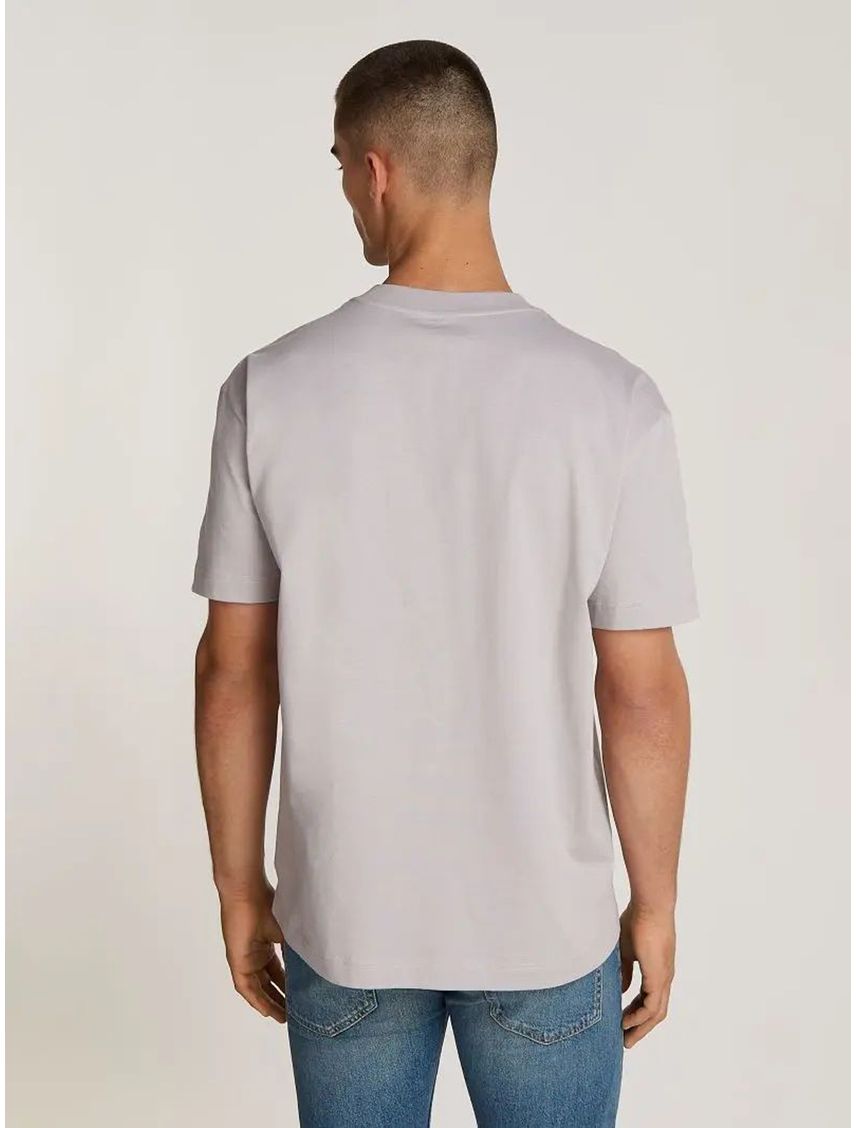 Camiseta con logo bordado en caja