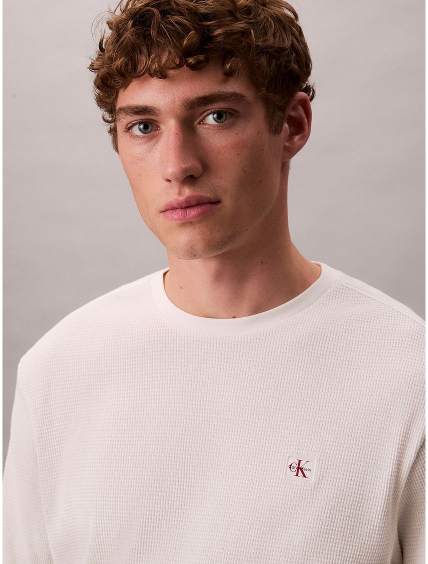 Camiseta blanca de manga larga con textura ligera