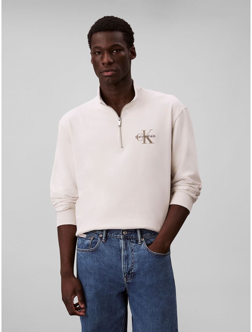 Saco beige con cuello semi alto y cierre de cremallera