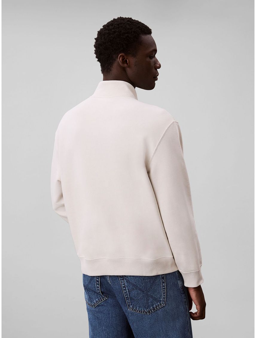 Saco beige con cuello semi alto y cierre de cremallera