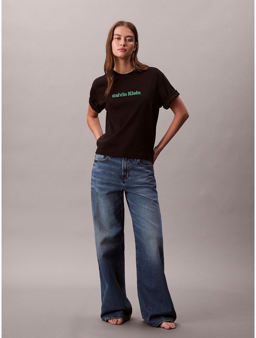 Camiseta negra de manga corta con logo bordado en 3D